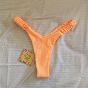 Kulani Kinis Retro Y thong bikini bottoms size medium‎ ribbed mango